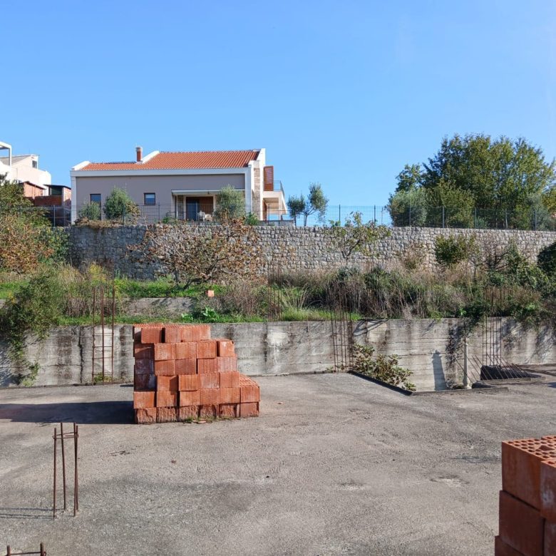 Spacious 8-Apartment House with Building Permit — Montenegro