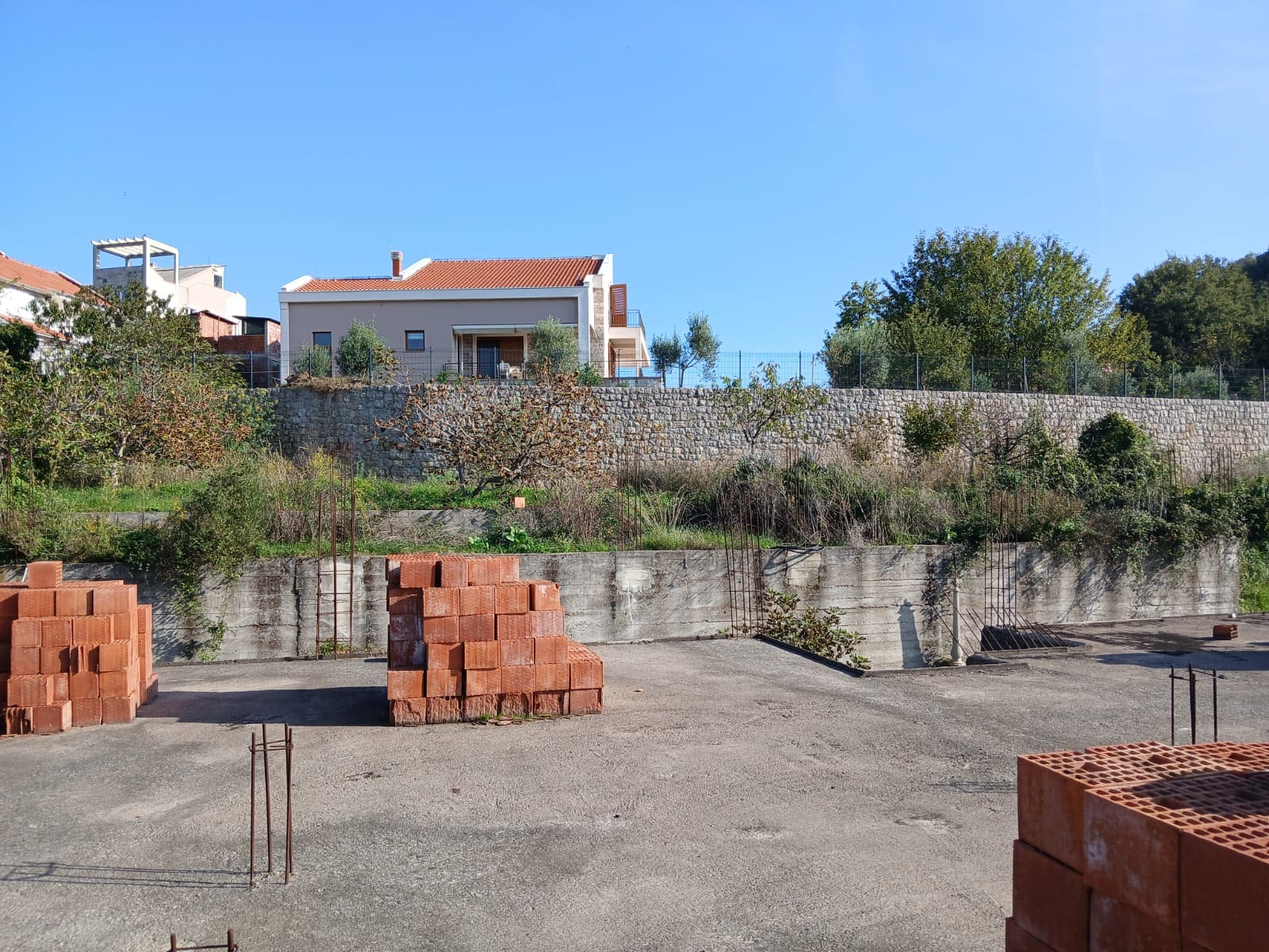 Spacious 8-Apartment House with Building Permit — Montenegro