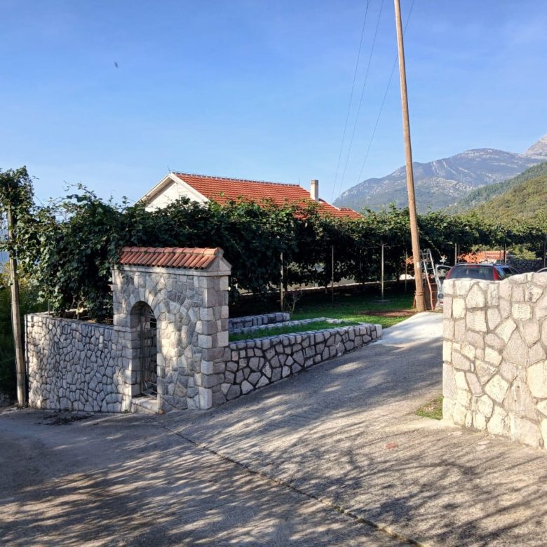 Spacious 8-Apartment House with Building Permit — Montenegro