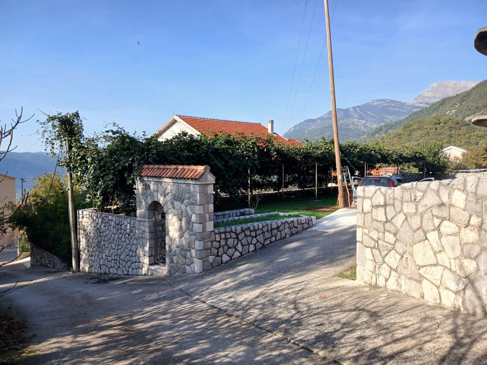 Spacious 8-Apartment House with Building Permit — Montenegro