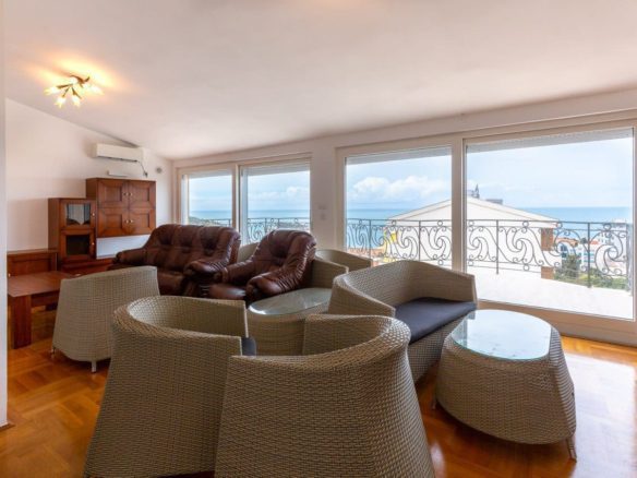 Spacious 2-Bedroom Apartment with Sea View