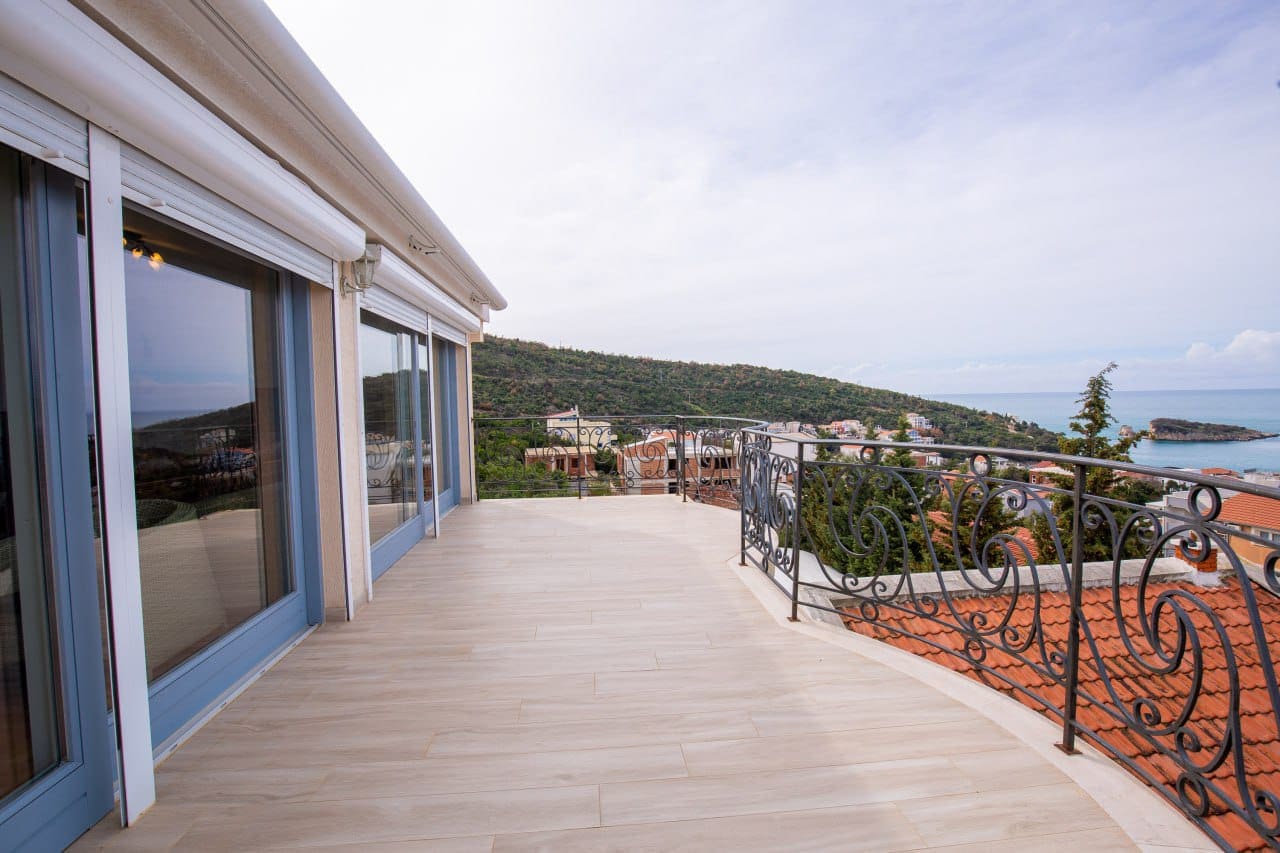 Spacious 2-Bedroom Apartment with Sea View — Montenegro