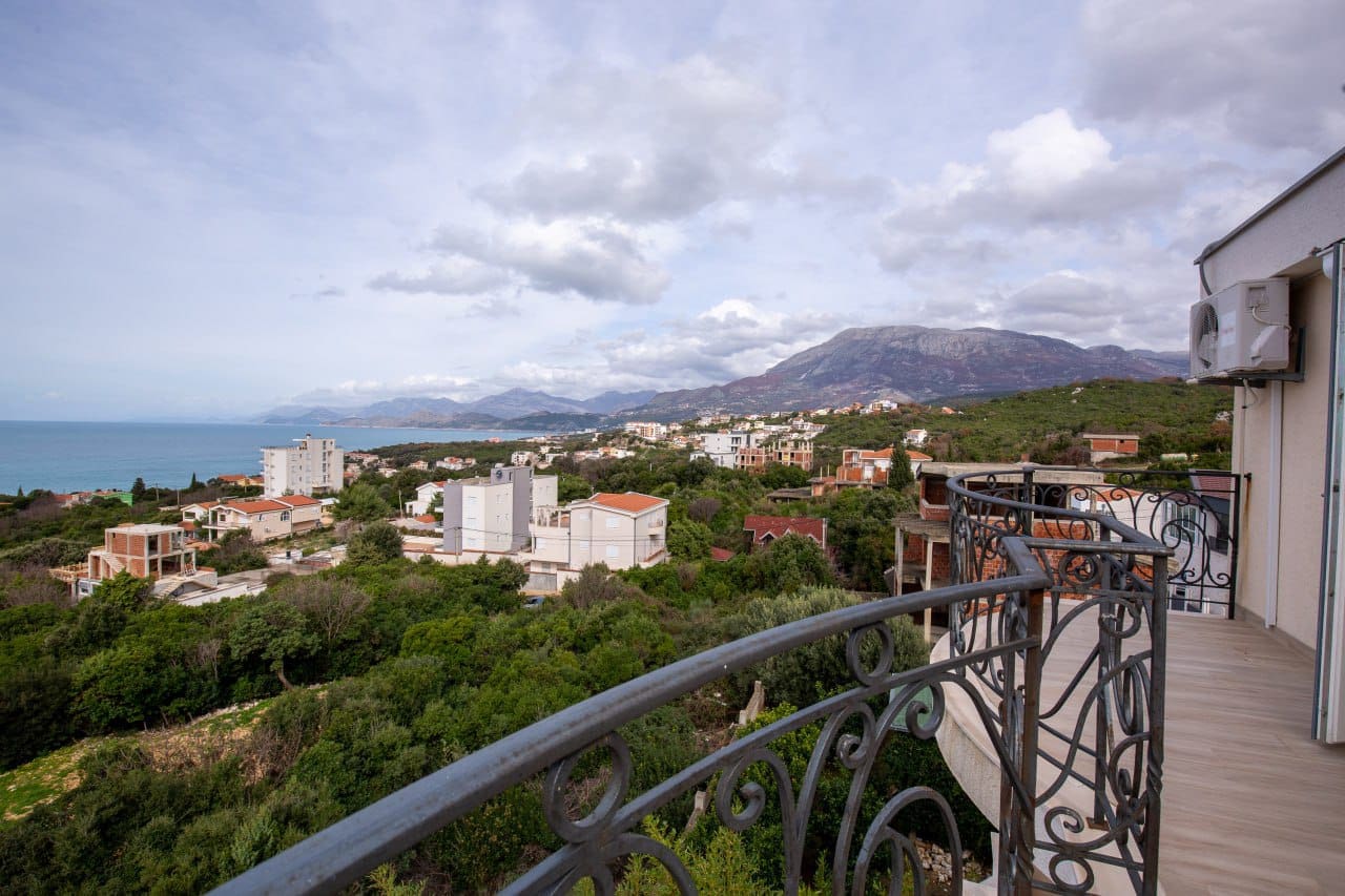 Spacious 2-Bedroom Apartment with Sea View — Montenegro