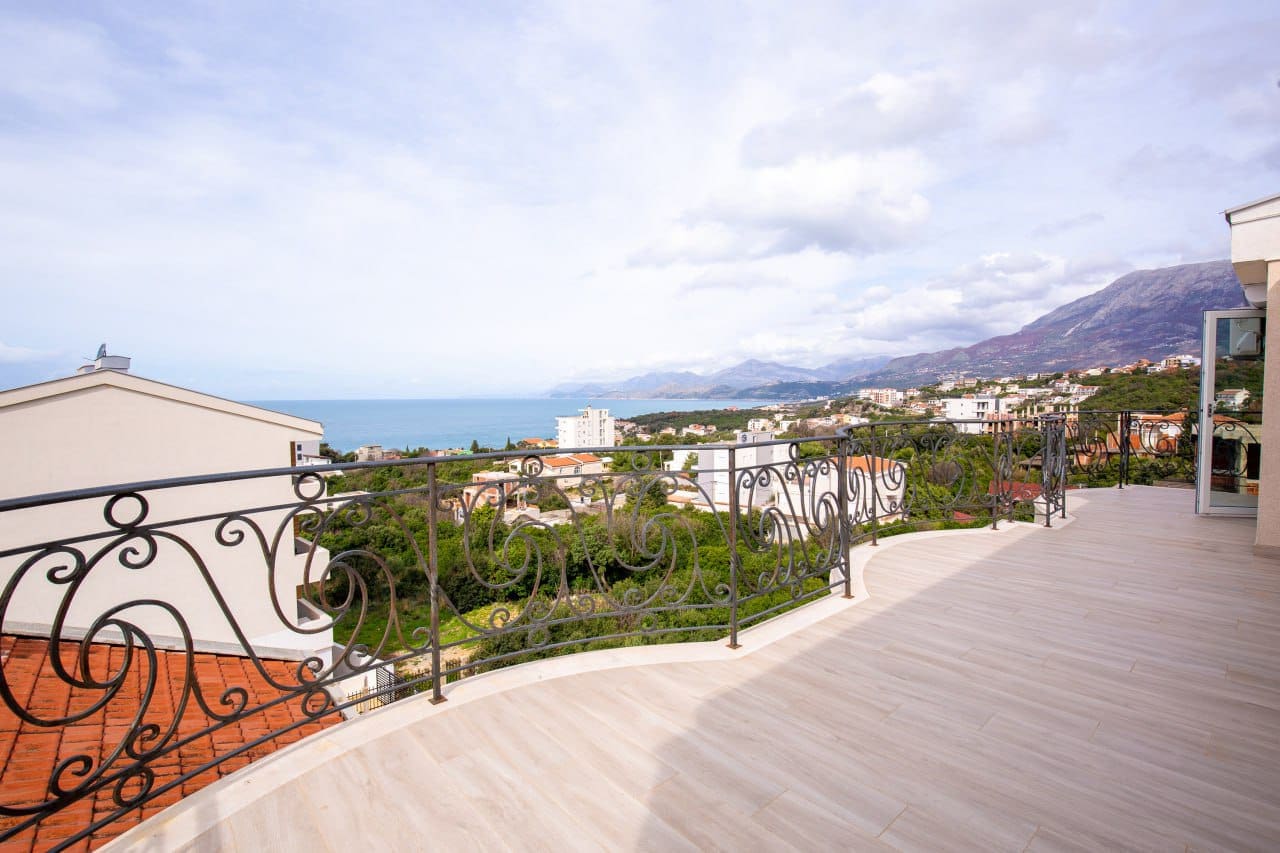 Spacious 2-Bedroom Apartment with Sea View — Montenegro