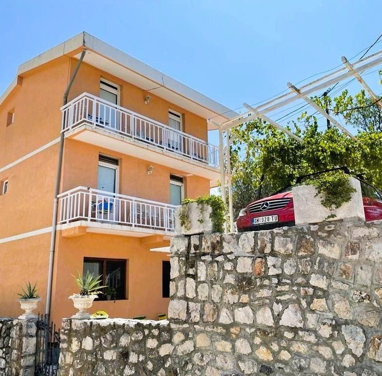 🏠 Просторий будинок на продаж у Сутоморі з видом на море та гори – 8 спалень, гостьова квартира та паркінг