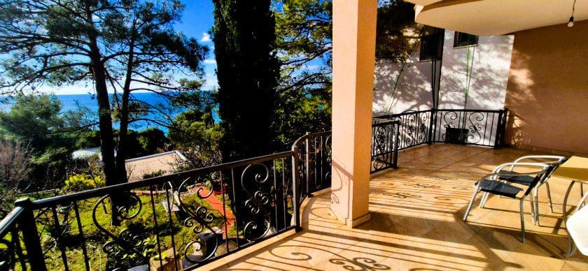 🏡 Karadağ'da Ev Satın Al – Bar'da Satılık Büyüleyici Deniz Manzaralı Ev — Karadağ
