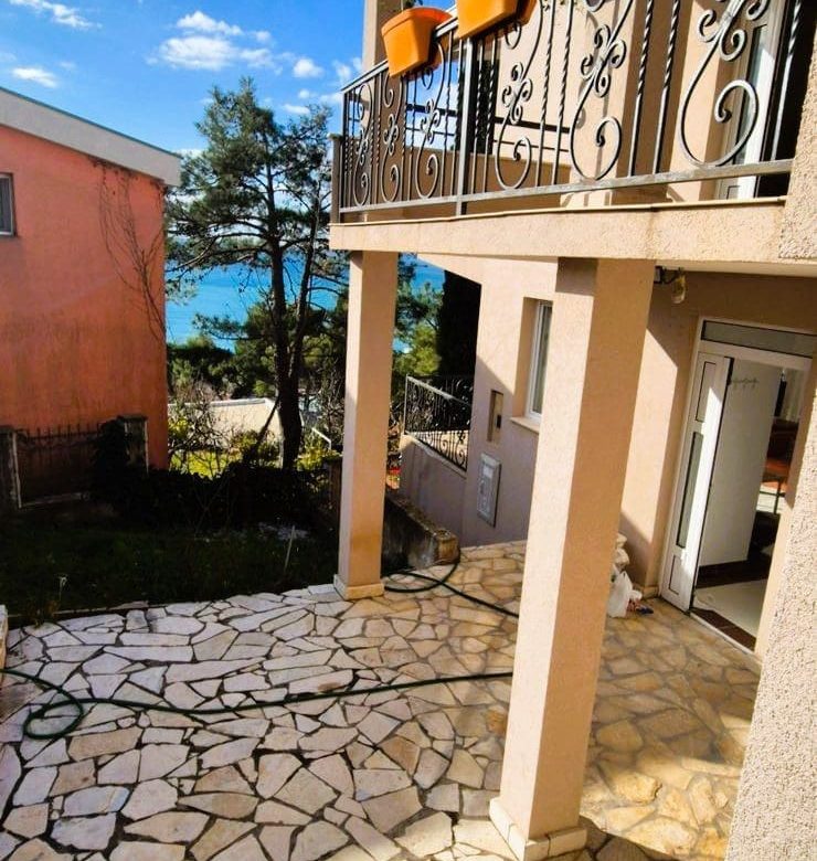 🏡 Karadağ'da Ev Satın Al – Bar'da Satılık Büyüleyici Deniz Manzaralı Ev — Karadağ