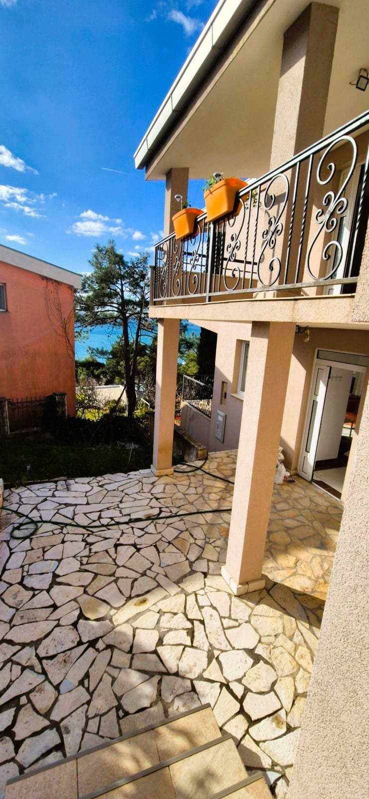 🏡 Karadağ'da Ev Satın Al – Bar'da Satılık Büyüleyici Deniz Manzaralı Ev — Karadağ