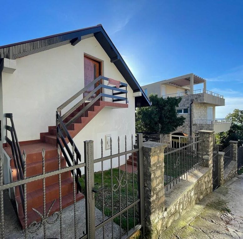 Ratac, Bar'da Satılık Ev – Deniz Manzaralı, 4 Yatak Odalı, Sahile 700m – Yasallaştırma Sürecinde — Karadağ