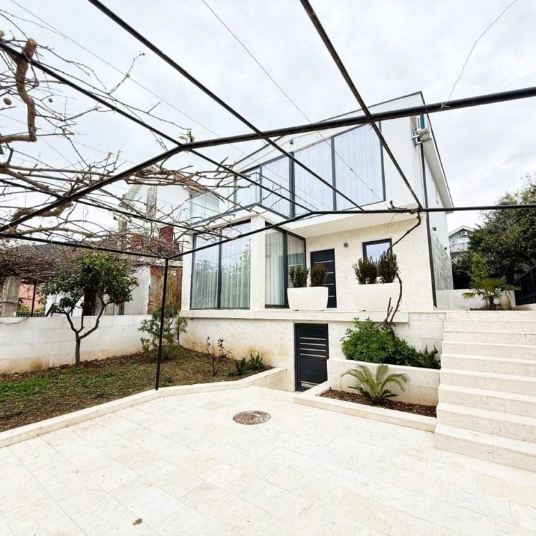 New Family House for Sale in Dobra Voda, Bar – Sea Area, 3 Bedrooms, Garden - In Process of Legalization — Montenegro