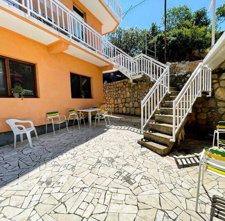 🏠 Просторий будинок на продаж у Сутоморі з видом на море та гори – 8 спалень, гостьова квартира та паркінг — Чорногорія