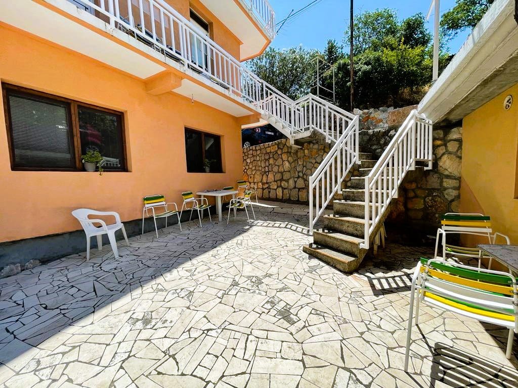 🏠 Просторий будинок на продаж у Сутоморі з видом на море та гори – 8 спалень, гостьова квартира та паркінг — Чорногорія