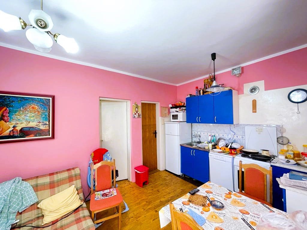 🏠 Просторий будинок на продаж у Сутоморі з видом на море та гори – 8 спалень, гостьова квартира та паркінг — Чорногорія