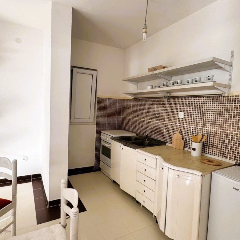 🏡 Karadağ'da Ev Satın Al – Bar'da Satılık Büyüleyici Deniz Manzaralı Ev — Karadağ