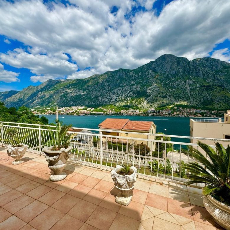 🏠 Dom na sprzedaż w Muo Kotor – Willa z 6 sypialniami z widokiem na morze [382 m²]