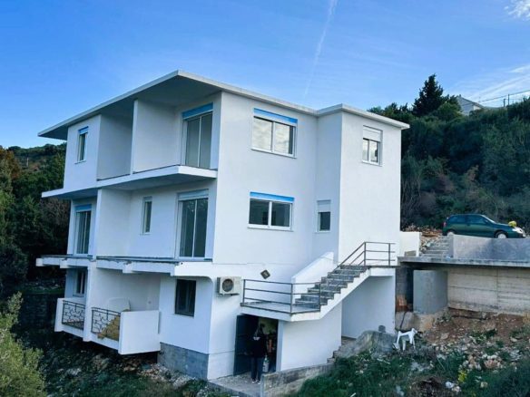 Apartments with Sea View in Utjeha