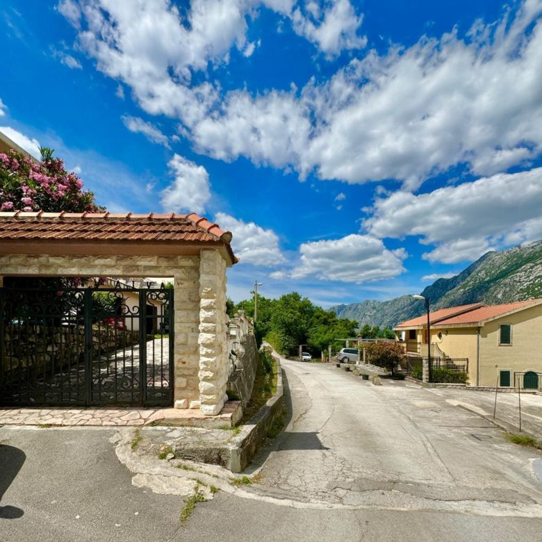 🏠 Dom na sprzedaż w Muo Kotor – Willa z 6 sypialniami z widokiem na morze [382 m²] — Czarnogóra