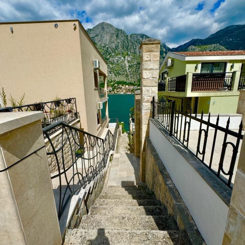 🏠 Dom na sprzedaż w Muo Kotor – Willa z 6 sypialniami z widokiem na morze [382 m²] — Czarnogóra