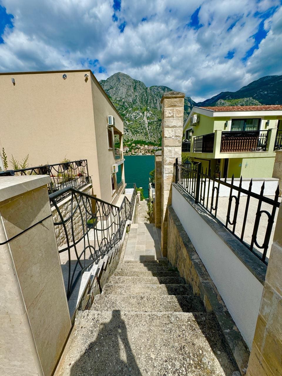 🏠 Dom na sprzedaż w Muo Kotor – Willa z 6 sypialniami z widokiem na morze [382 m²] — Czarnogóra