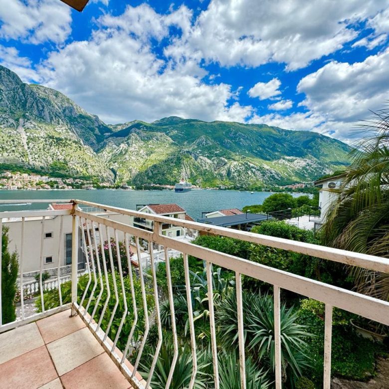 🏠 Dom na sprzedaż w Muo Kotor – Willa z 6 sypialniami z widokiem na morze [382 m²] — Czarnogóra