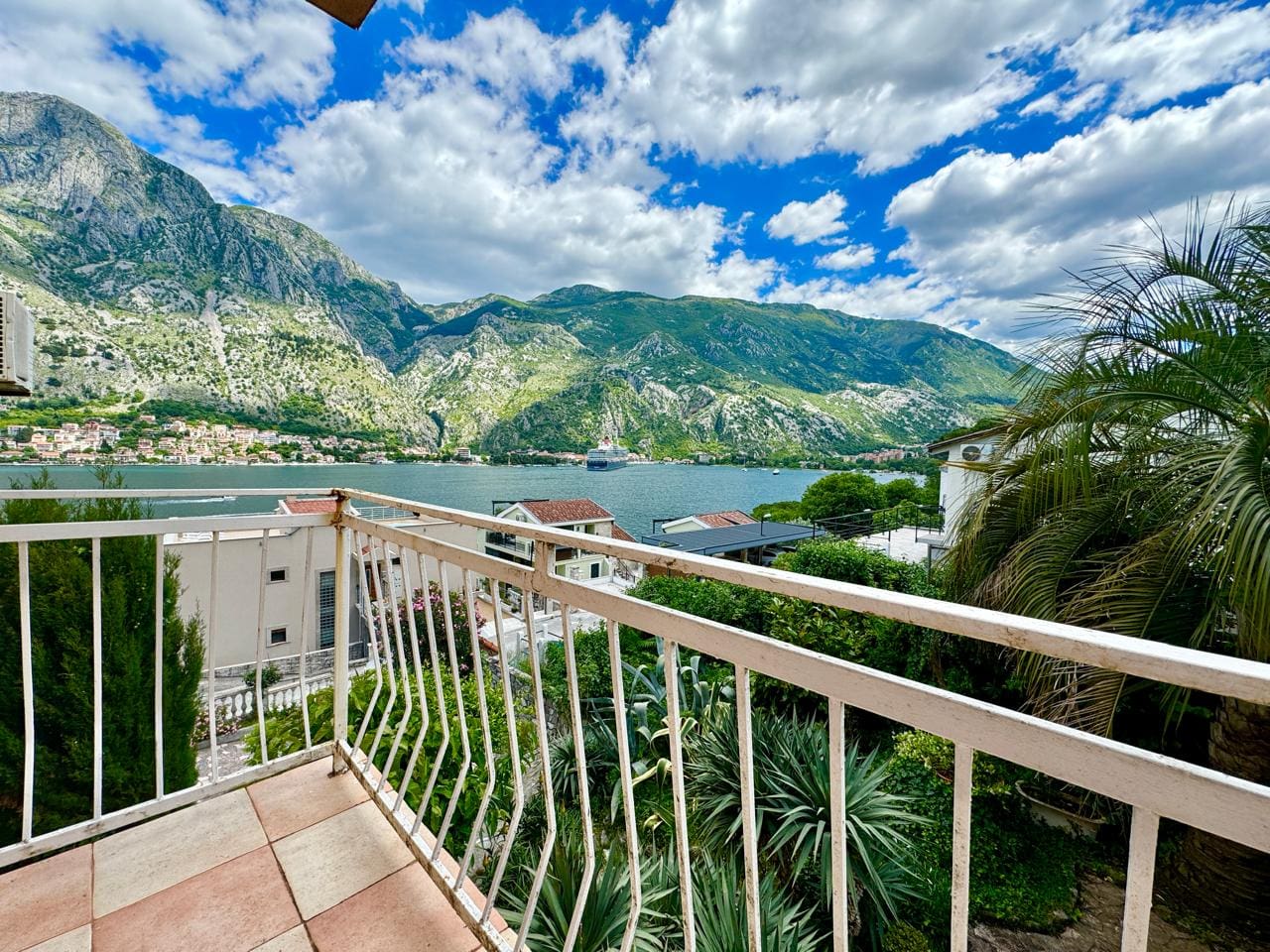 🏠 Dom na sprzedaż w Muo Kotor – Willa z 6 sypialniami z widokiem na morze [382 m²] — Czarnogóra