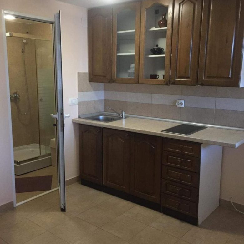 Dom nad morzem na sprzedaż w Krašići, Czarnogóra – panoramiczne widoki i apartamenty gościnne — Czarnogóra