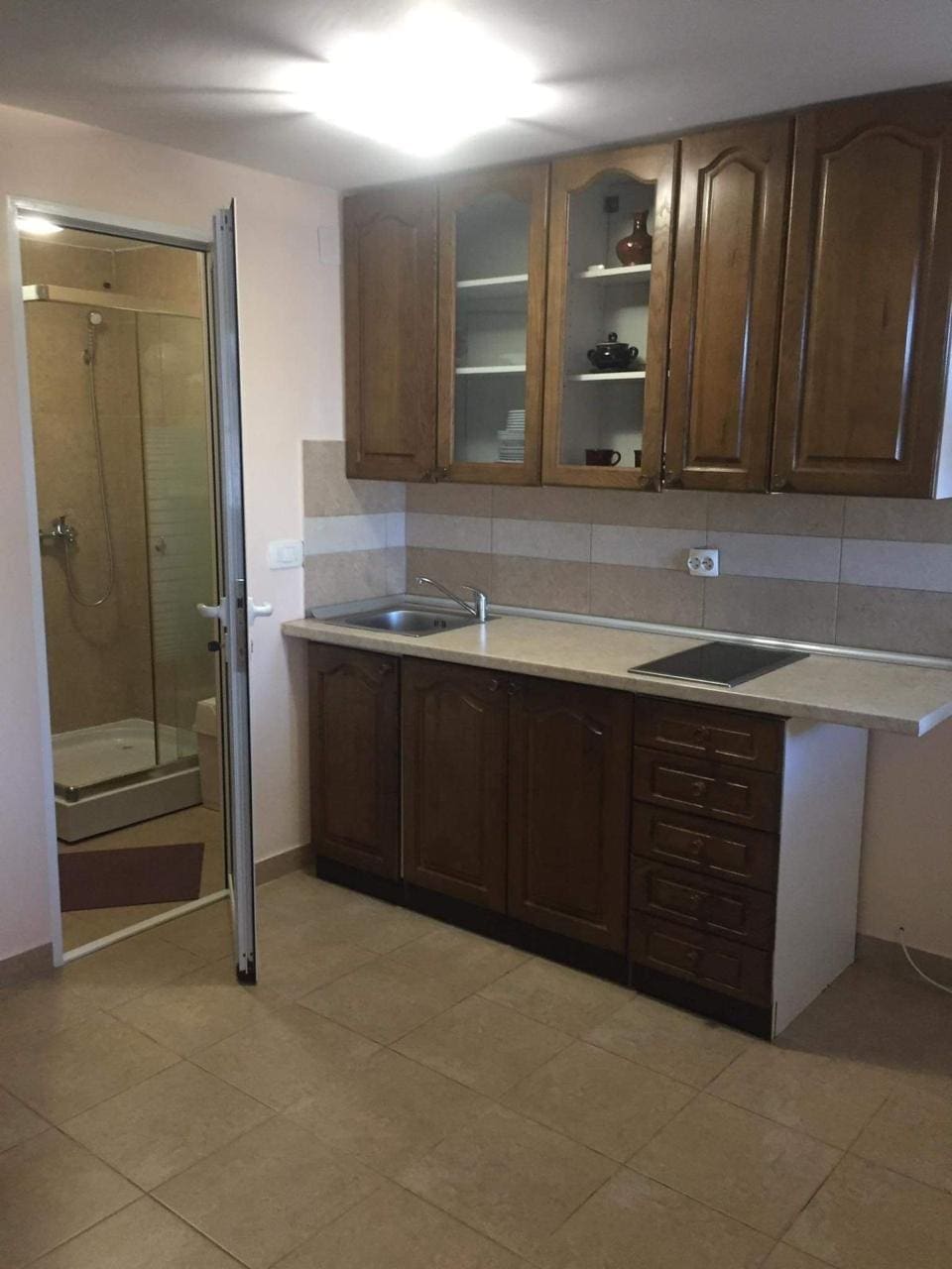 Dom nad morzem na sprzedaż w Krašići, Czarnogóra – panoramiczne widoki i apartamenty gościnne — Czarnogóra