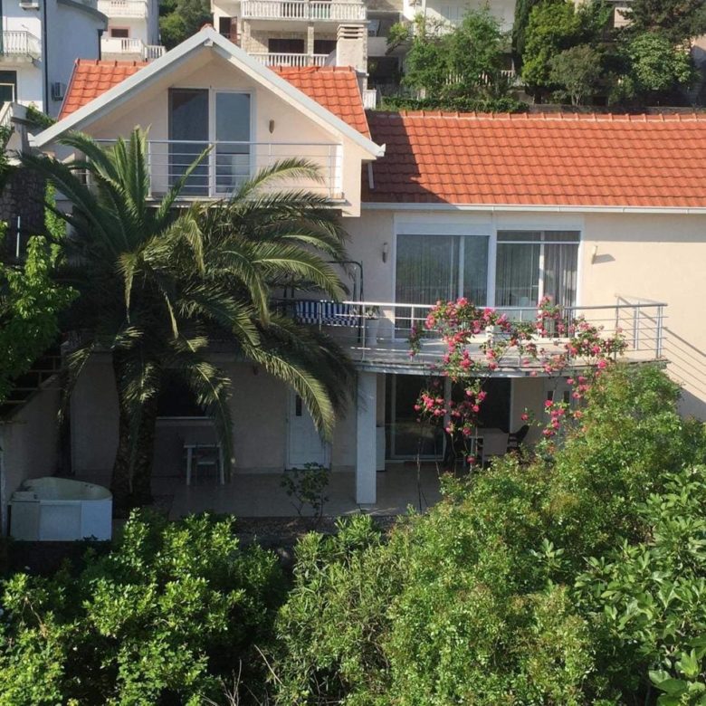 Dom nad morzem na sprzedaż w Krašići, Czarnogóra – panoramiczne widoki i apartamenty gościnne — Czarnogóra