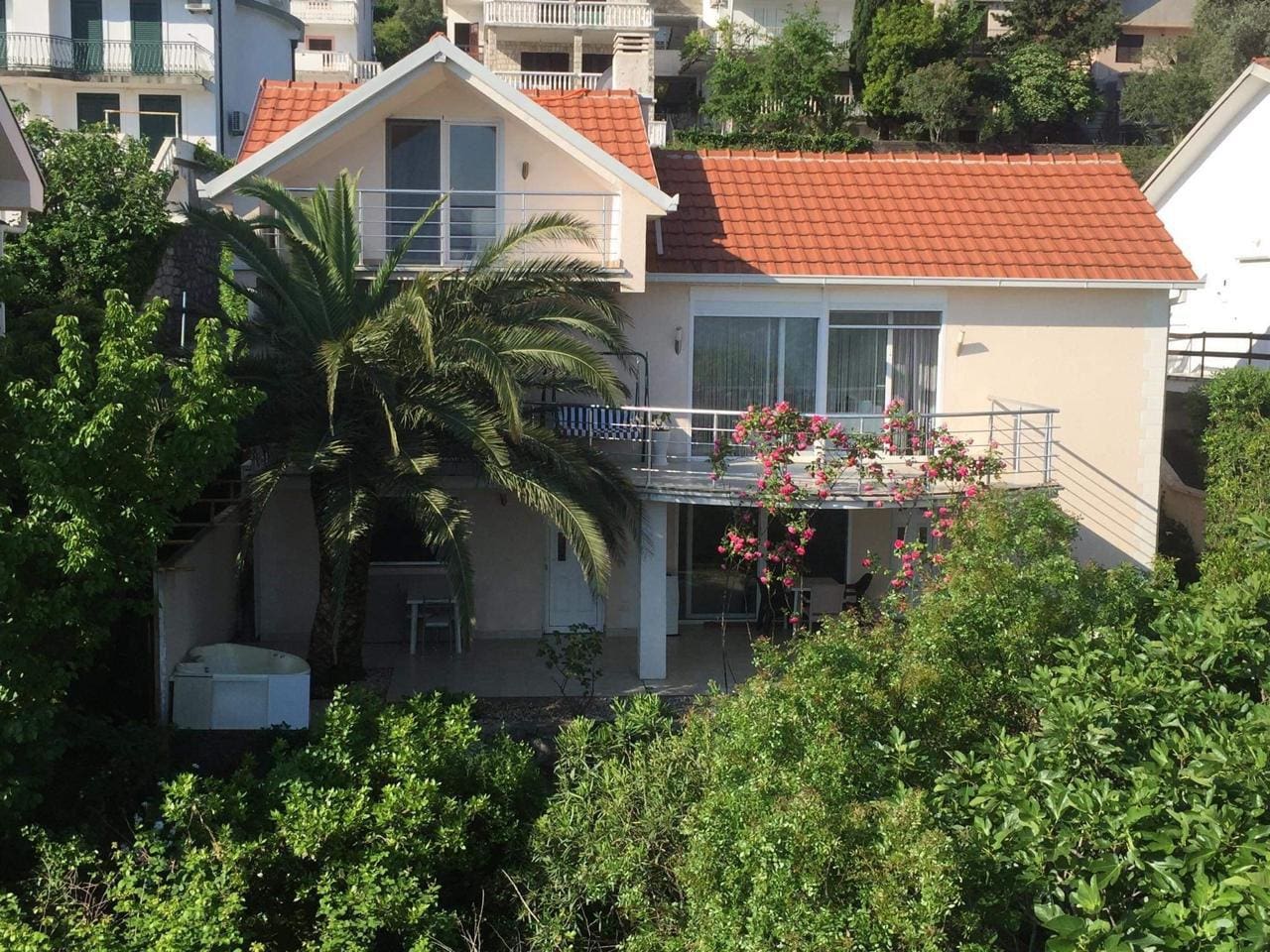 Dom nad morzem na sprzedaż w Krašići, Czarnogóra – panoramiczne widoki i apartamenty gościnne — Czarnogóra