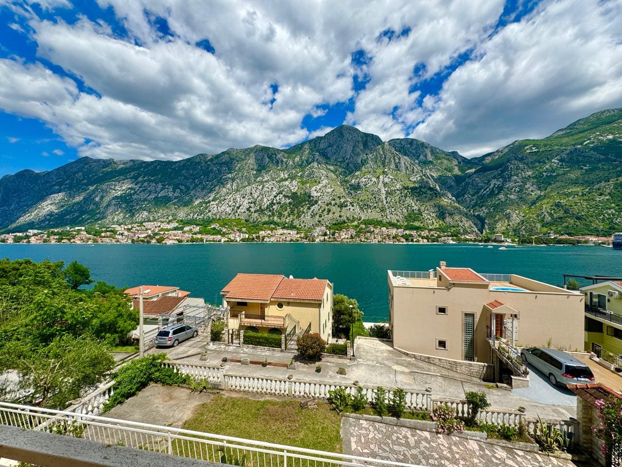 🏠 Dom na sprzedaż w Muo Kotor – Willa z 6 sypialniami z widokiem na morze [382 m²] — Czarnogóra