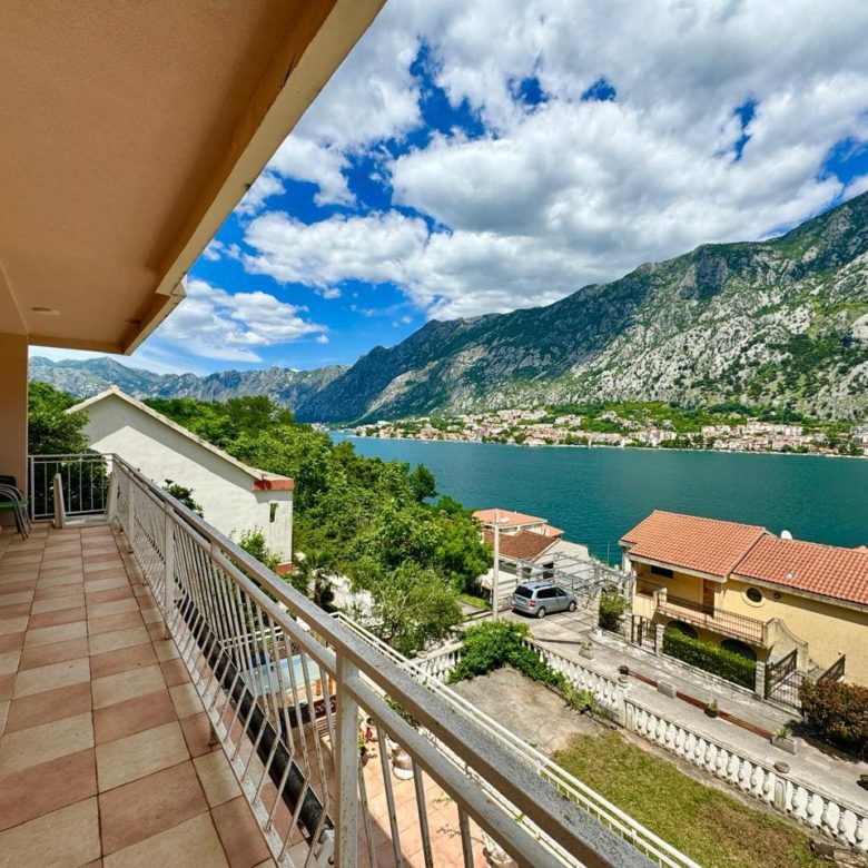 🏠 Dom na sprzedaż w Muo Kotor – Willa z 6 sypialniami z widokiem na morze [382 m²] — Czarnogóra