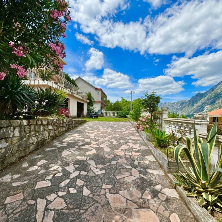 🏠 Dom na sprzedaż w Muo Kotor – Willa z 6 sypialniami z widokiem na morze [382 m²] — Czarnogóra