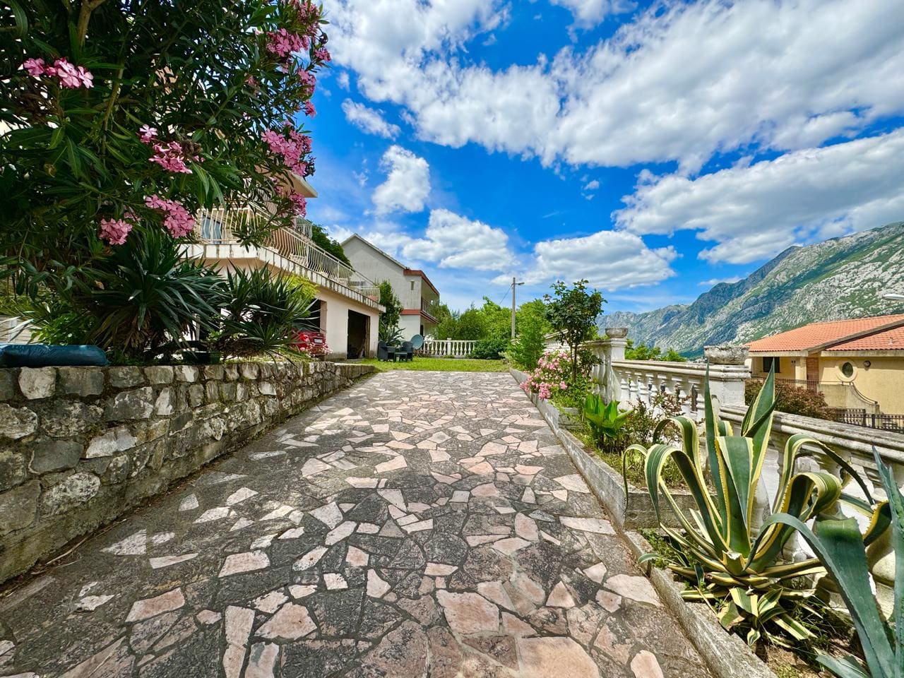 🏠 Dom na sprzedaż w Muo Kotor – Willa z 6 sypialniami z widokiem na morze [382 m²] — Czarnogóra