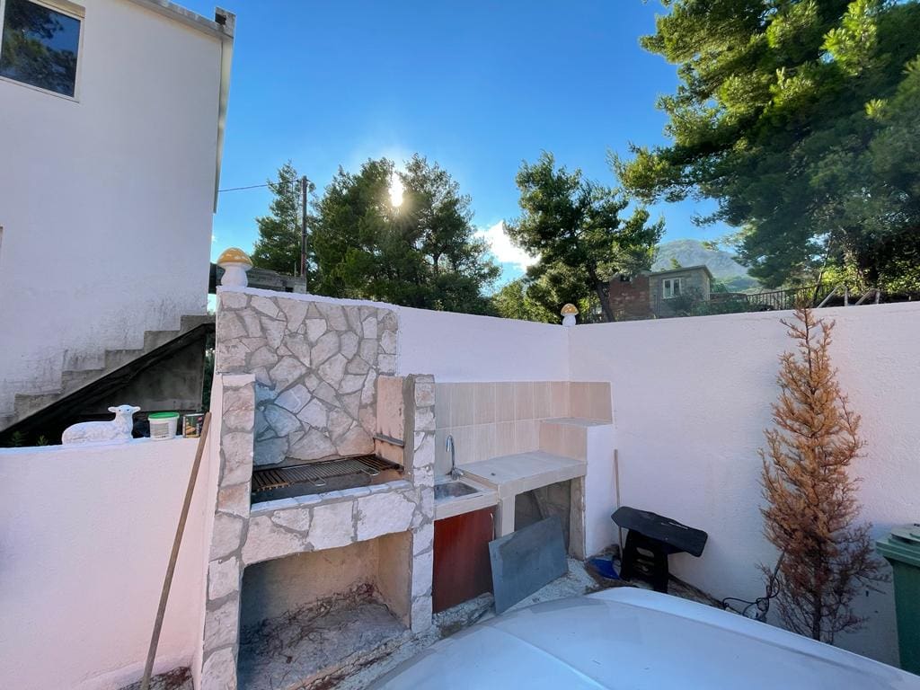 🏡 House for Sale in Sutomore – A Turnkey 6-Apartment Villa with High Rental Potential — Montenegro