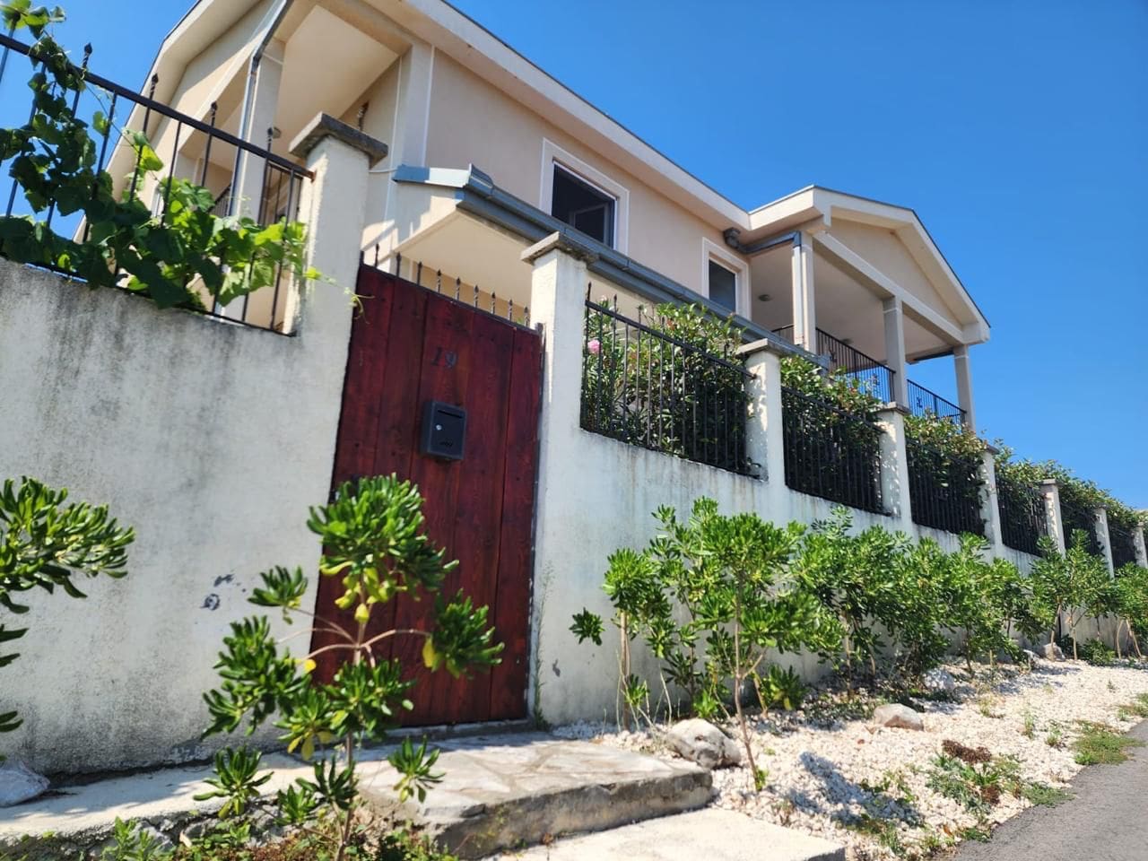 🏡 Häuser zum Verkauf in Tivat – Premium-Villa mit 3 Schlafzimmern in Radovići — Montenegro
