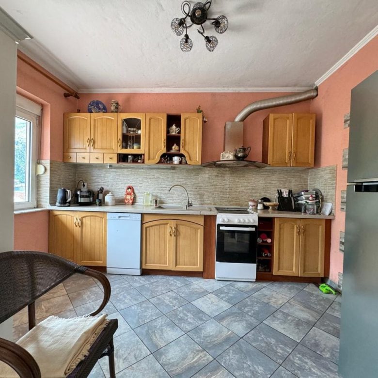 🏠 Dom na sprzedaż w Muo Kotor – Willa z 6 sypialniami z widokiem na morze [382 m²] — Czarnogóra