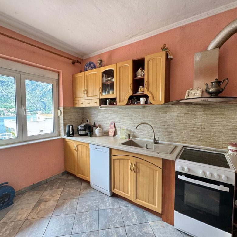 🏠 Dom na sprzedaż w Muo Kotor – Willa z 6 sypialniami z widokiem na morze [382 m²] — Czarnogóra