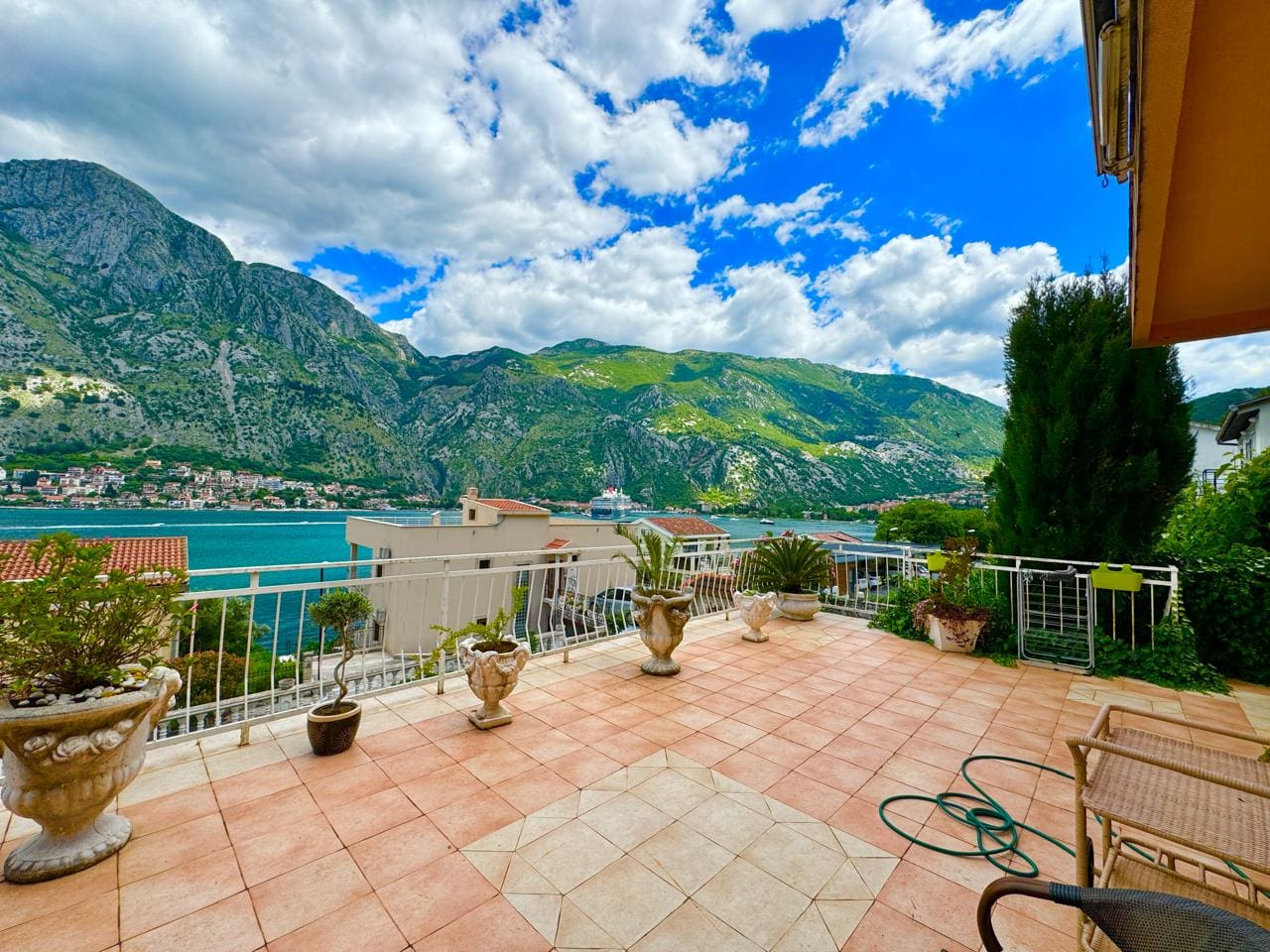 🏠 Dom na sprzedaż w Muo Kotor – Willa z 6 sypialniami z widokiem na morze [382 m²] — Czarnogóra