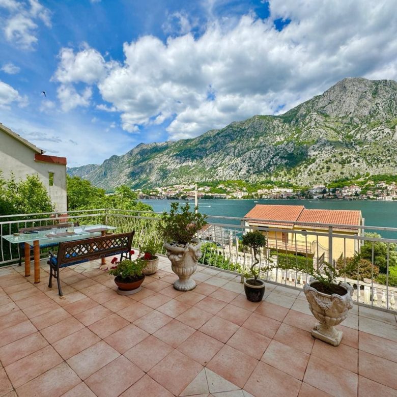 🏠 Dom na sprzedaż w Muo Kotor – Willa z 6 sypialniami z widokiem na morze [382 m²] — Czarnogóra