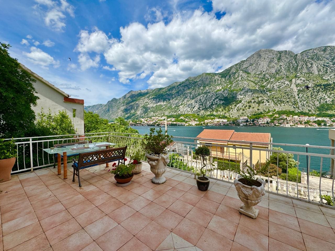 🏠 Dom na sprzedaż w Muo Kotor – Willa z 6 sypialniami z widokiem na morze [382 m²] — Czarnogóra