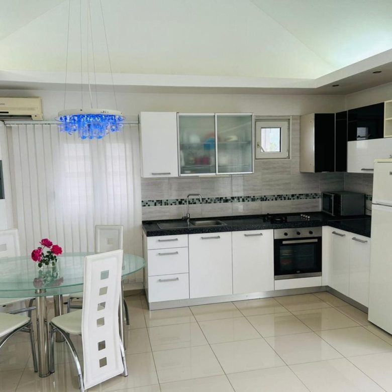 Dom nad morzem na sprzedaż w Krašići, Czarnogóra – panoramiczne widoki i apartamenty gościnne — Czarnogóra