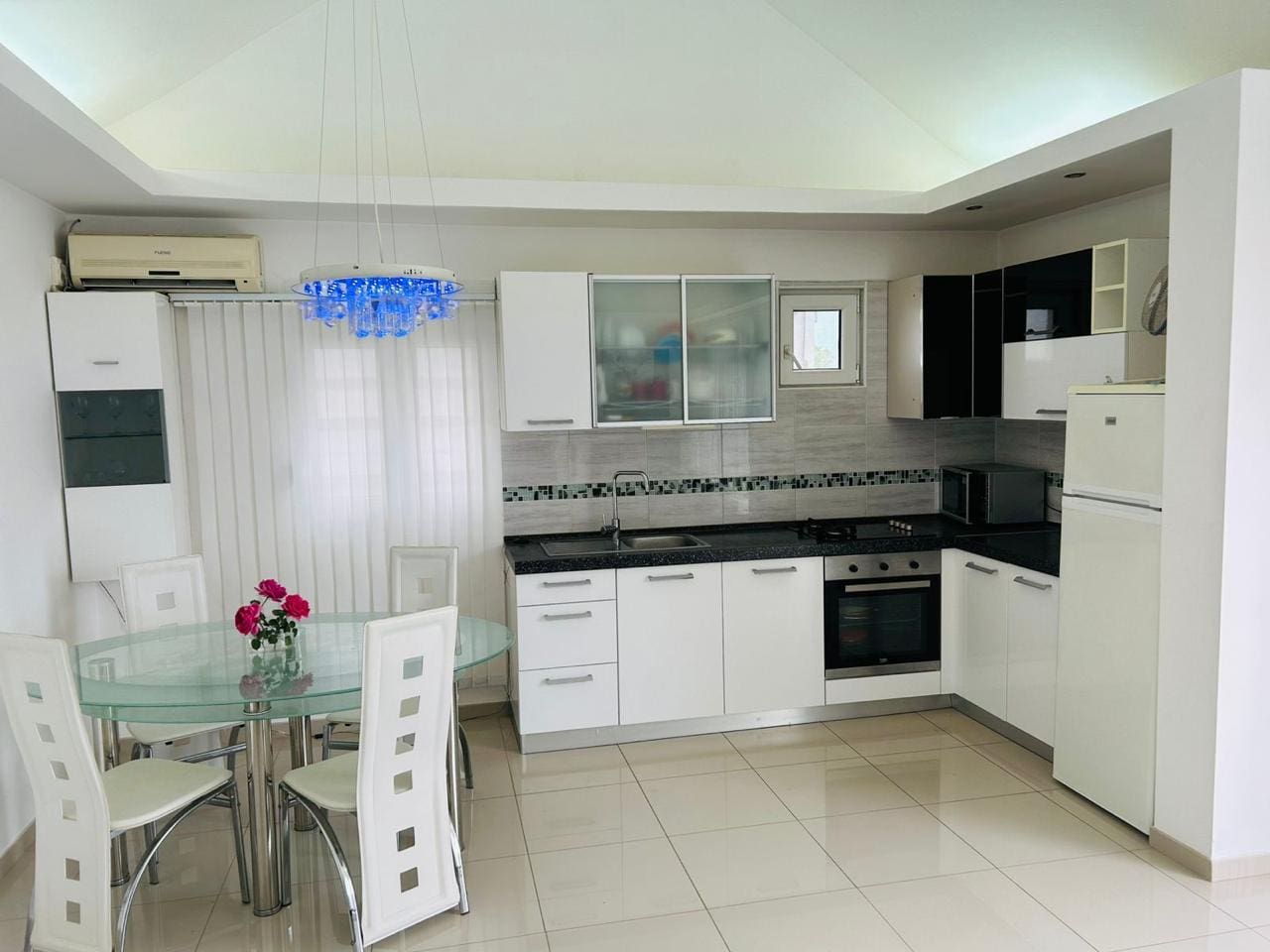 Dom nad morzem na sprzedaż w Krašići, Czarnogóra – panoramiczne widoki i apartamenty gościnne — Czarnogóra