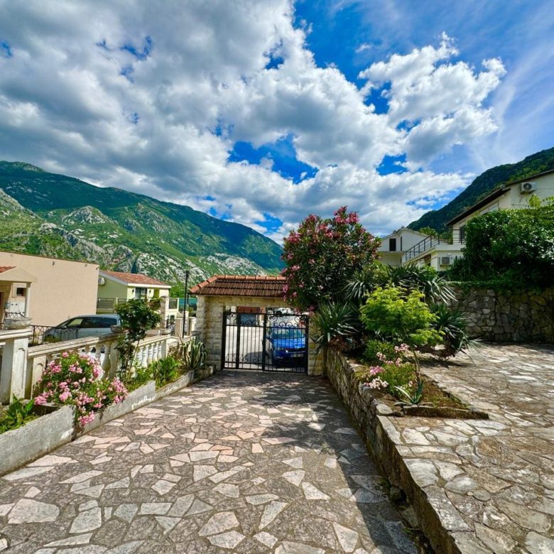 🏠 Dom na sprzedaż w Muo Kotor – Willa z 6 sypialniami z widokiem na morze [382 m²] — Czarnogóra