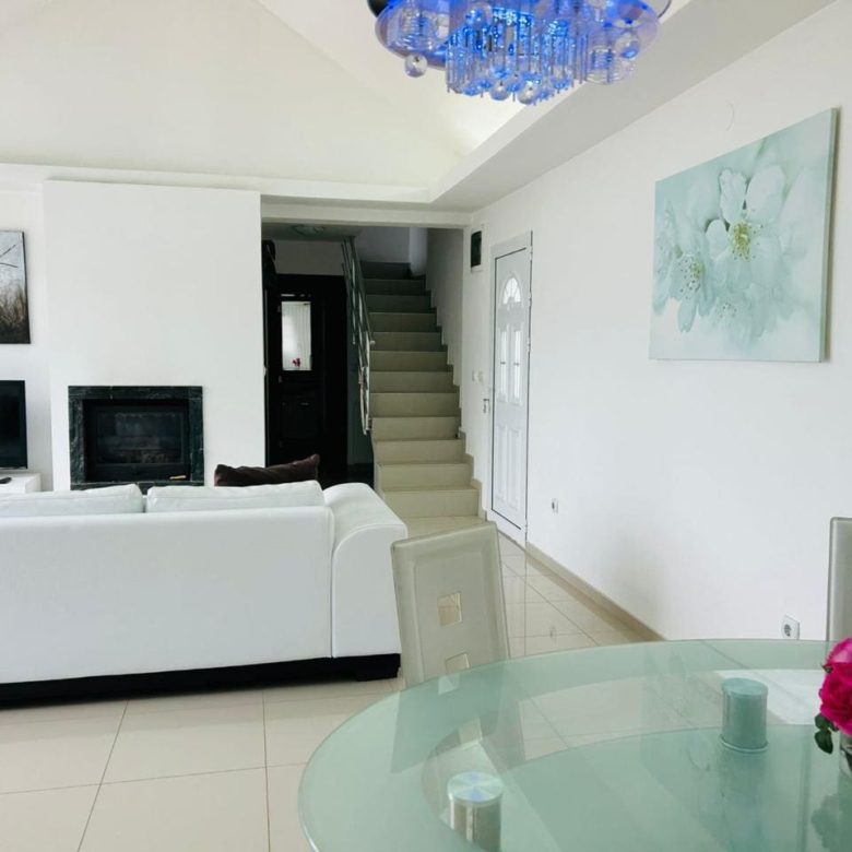 Dom nad morzem na sprzedaż w Krašići, Czarnogóra – panoramiczne widoki i apartamenty gościnne — Czarnogóra
