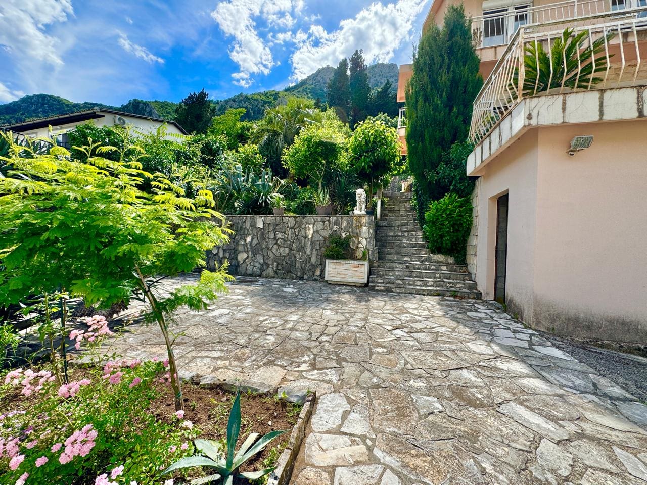 🏠 Dom na sprzedaż w Muo Kotor – Willa z 6 sypialniami z widokiem na morze [382 m²] — Czarnogóra