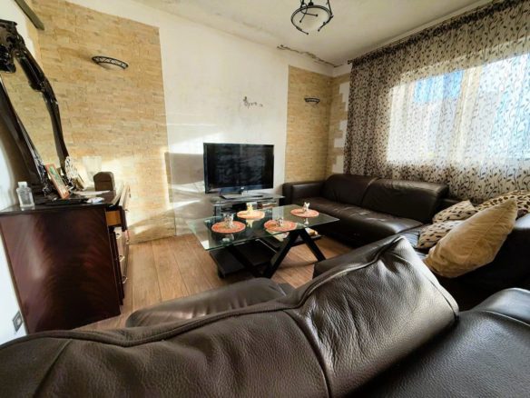 Charming 4-Bedroom House Sutomore Sea View