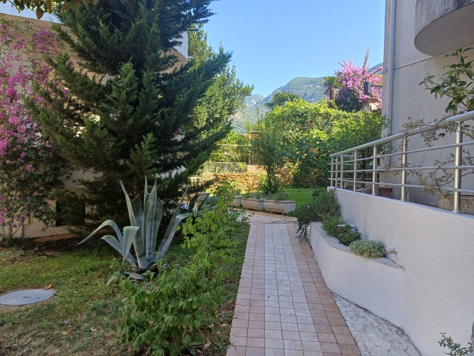 🏡 Duplex Apartment for Sale in Risan – 130 m² in Roman Gardens Complex — Montenegro