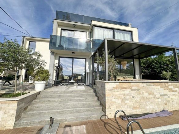 Villa mit Pool in Bar