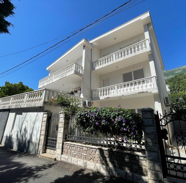 House Sutomore – Spacious Three-Level Home with Sea View, Garden & Garages