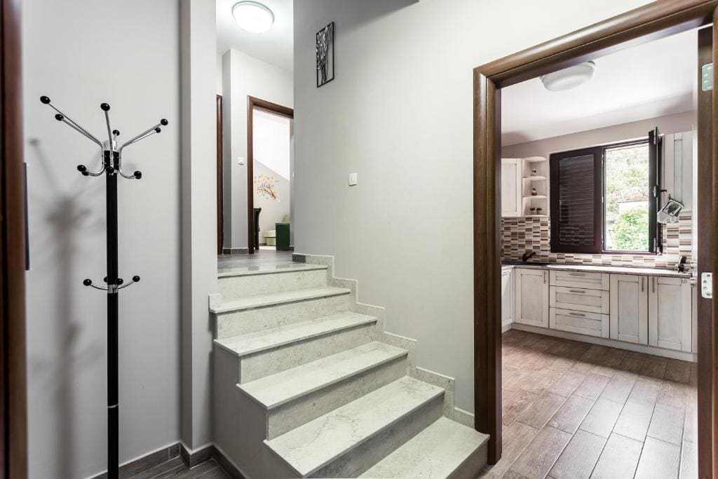 Mini Hotel Kotor Bay – Anahtar Teslim Deniz Manzaralı İşletme Satılık, Morinj — Karadağ